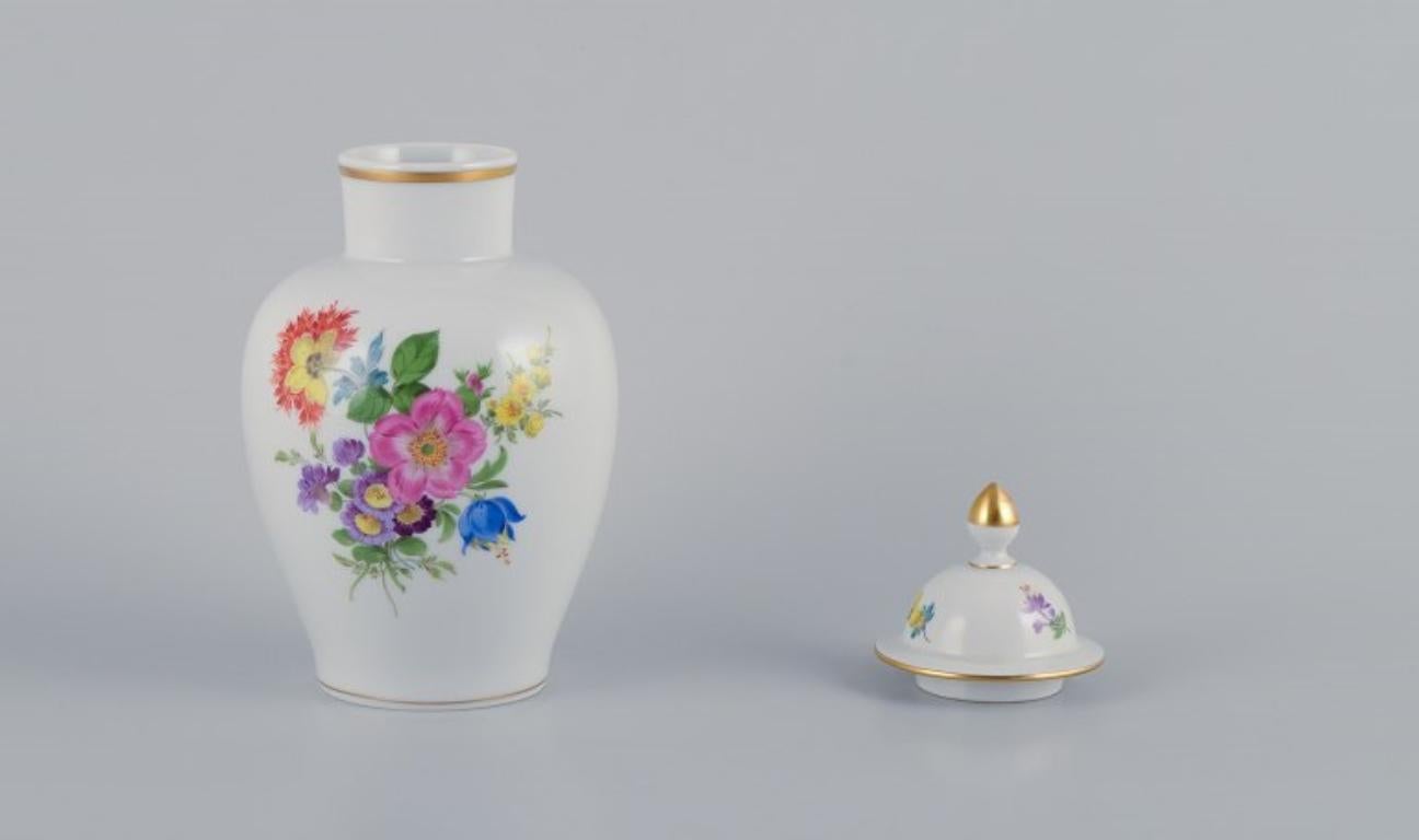 Meissen, jarrón bajo de porcelana. Motivos florales policromados en sobreesmalte. finales del siglo XX en venta