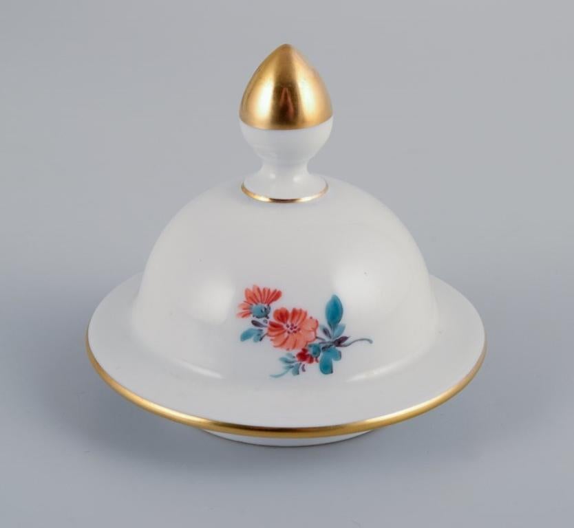Meissen, jarrón bajo de porcelana. Motivos florales policromados en sobreesmalte. Gres en venta