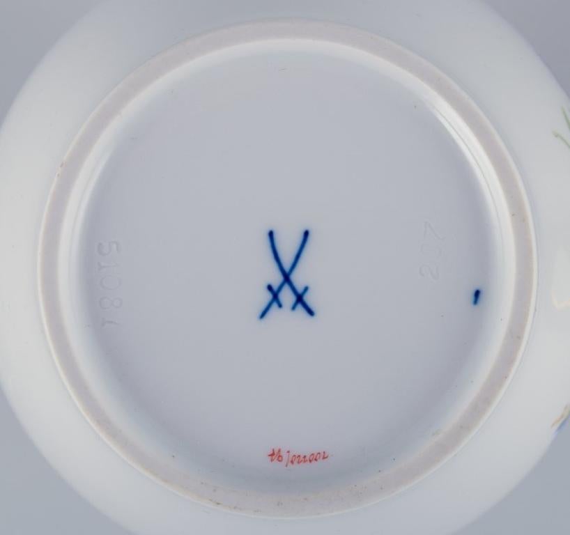 Meissen, jarrón bajo de porcelana. Motivos florales policromados en sobreesmalte. en venta 1