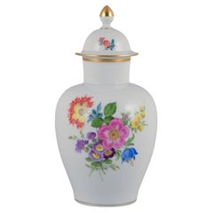 Meissen, vaso basso in porcellana. Motivi floreali policromi in sovrasmalto.