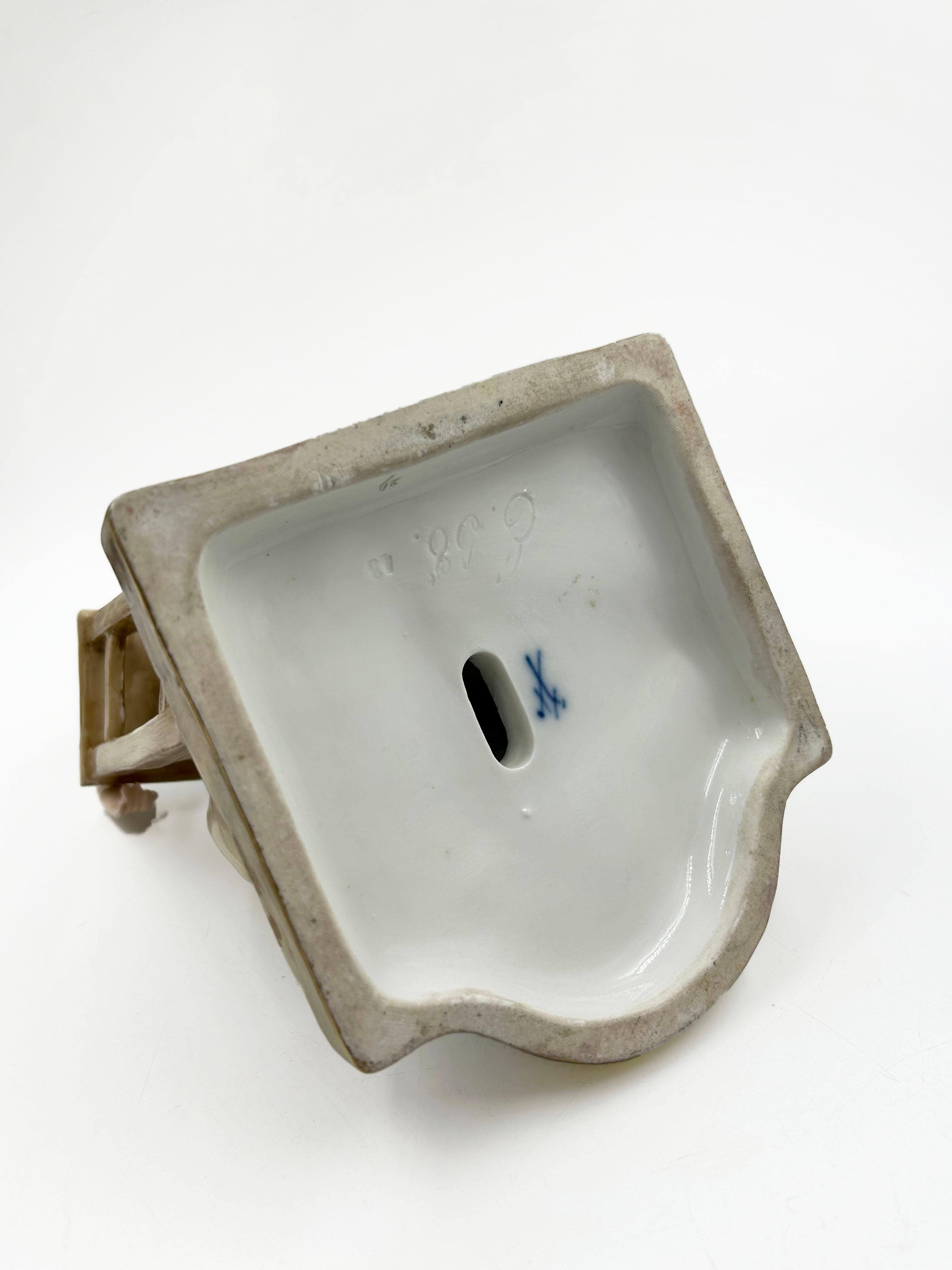 Una delicata statuetta di Meissen Porcelain, realizzata intorno al 1850, raffigurante 