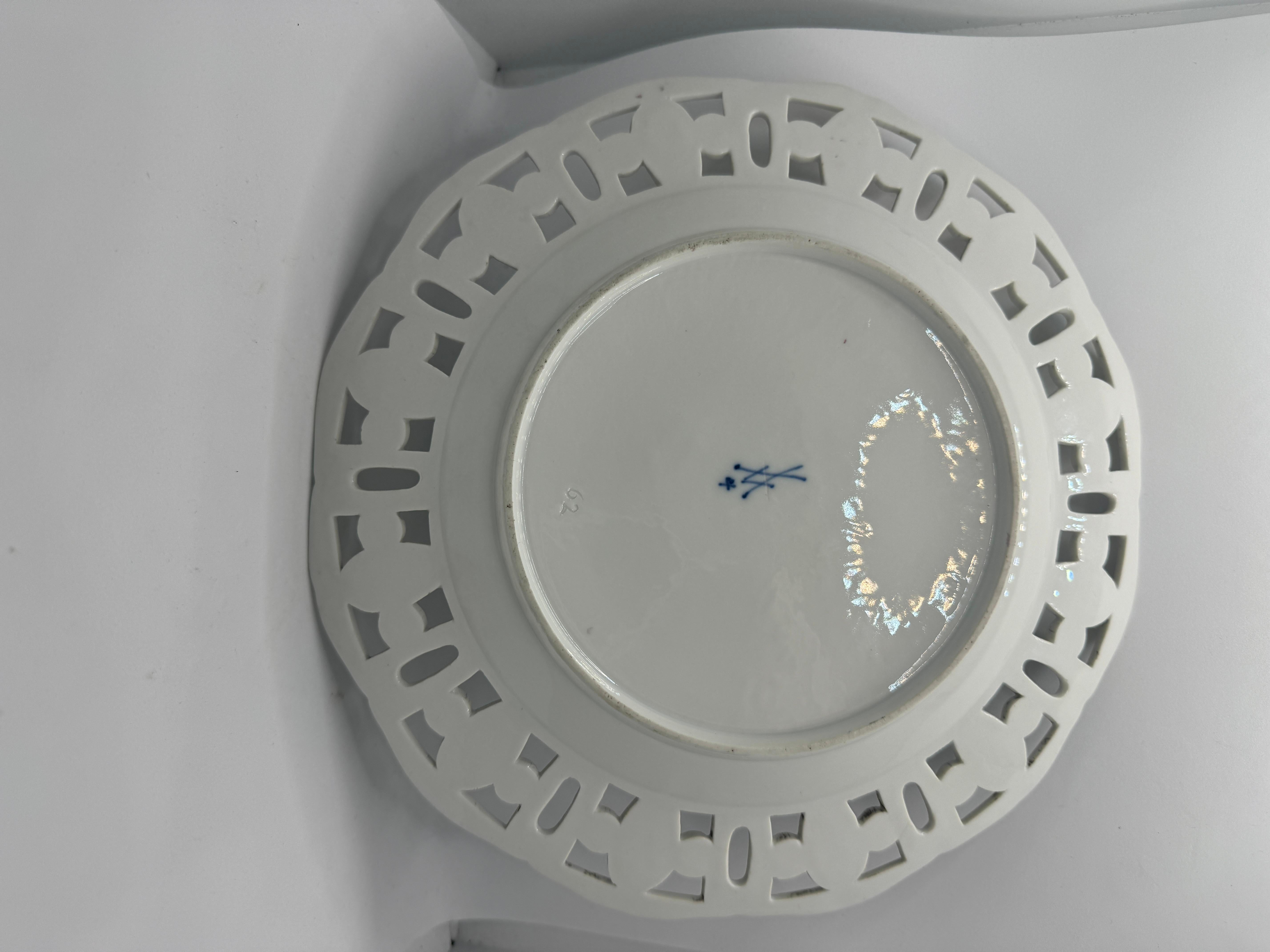 Peint à la main Meissen Marcolini Reticulated Plate with Bird and Insect Decoration en vente