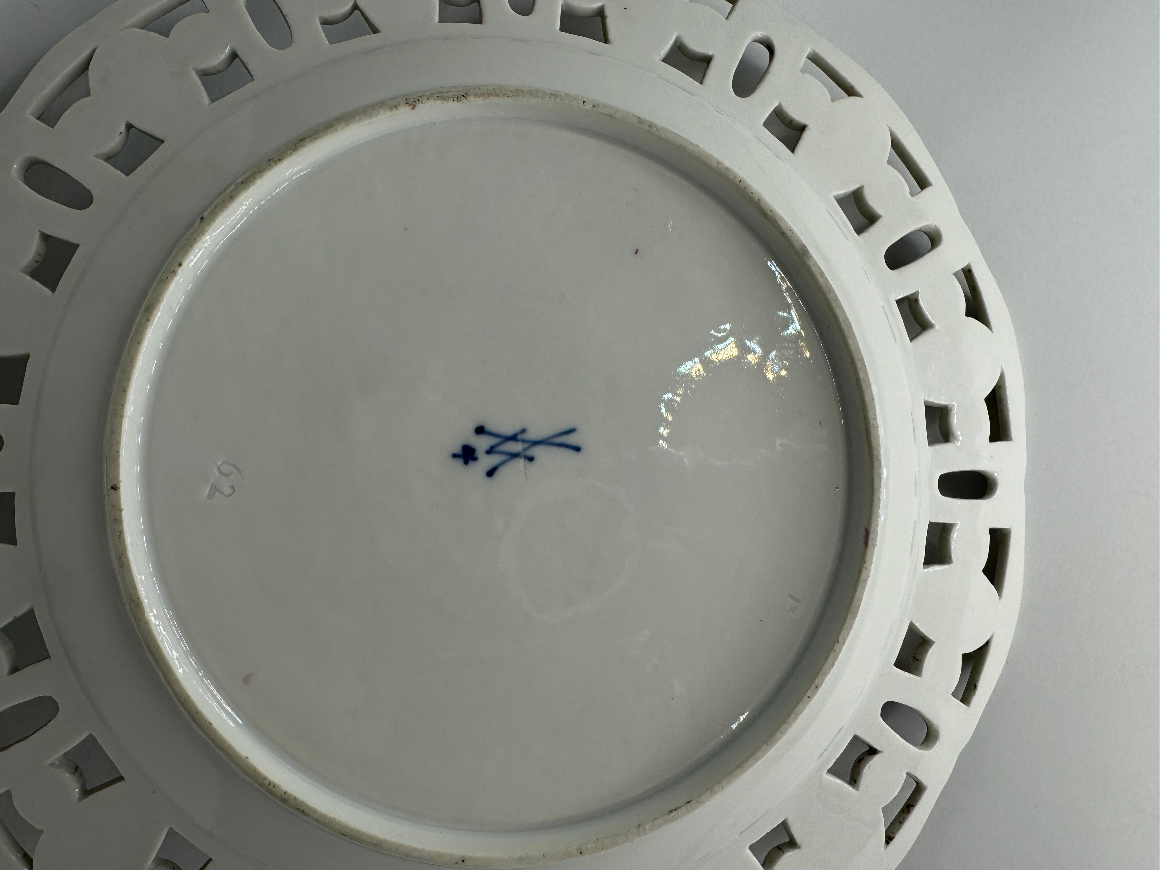 Meissen Marcolini Reticulated Plate with Bird and Insect Decoration Bon état - En vente à Basildon, GB