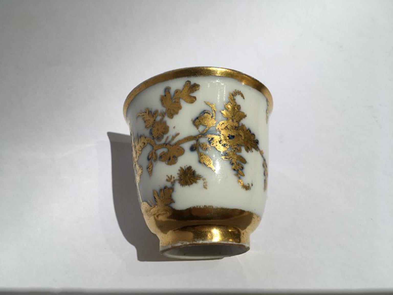 Meissen Mid-18th Century Cup White Porcelain with Golden Drawings Japonese Style For Sale 4