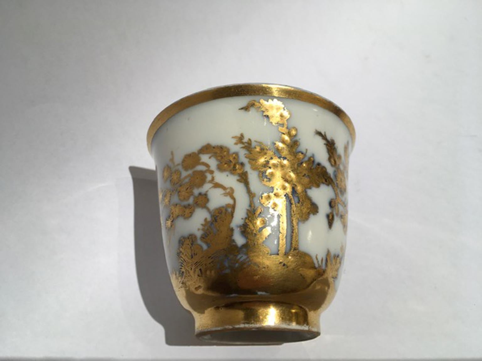 Meissener Tafel aus weißem Porzellan aus der Mitte des 18. Jahrhunderts mit goldenen Zeichnungen im japanischen Stil im Angebot 5