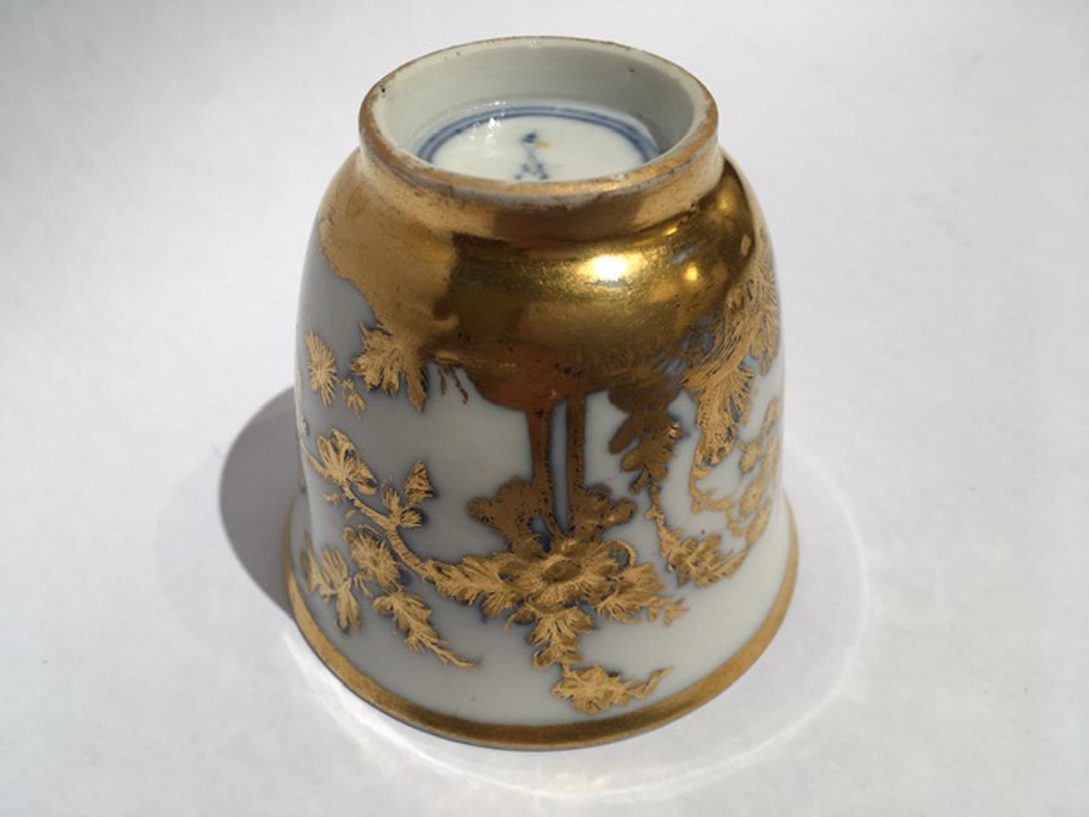 Meissen Mid-18th Century Cup White Porcelain with Golden Drawings Japonese Style For Sale 9