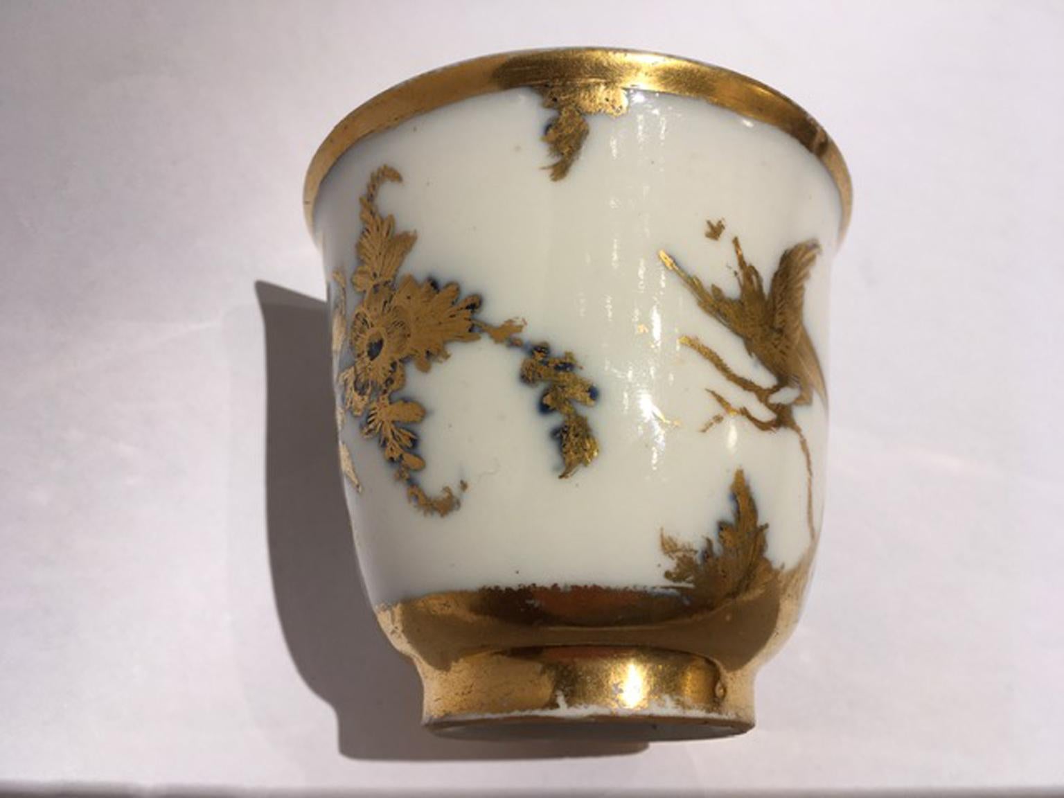 Ein kleines Meisterwerk der Handwerkskunst: Das feine Porzellan ist mit detailreichen Blumen- und Naturmotiven in Gold gestaltet.
Ein Stück für raffinierte Sammler oder nützlich, um eine Sammlung zu beginnen

Auf der Rückseite vermerkt.
Mit