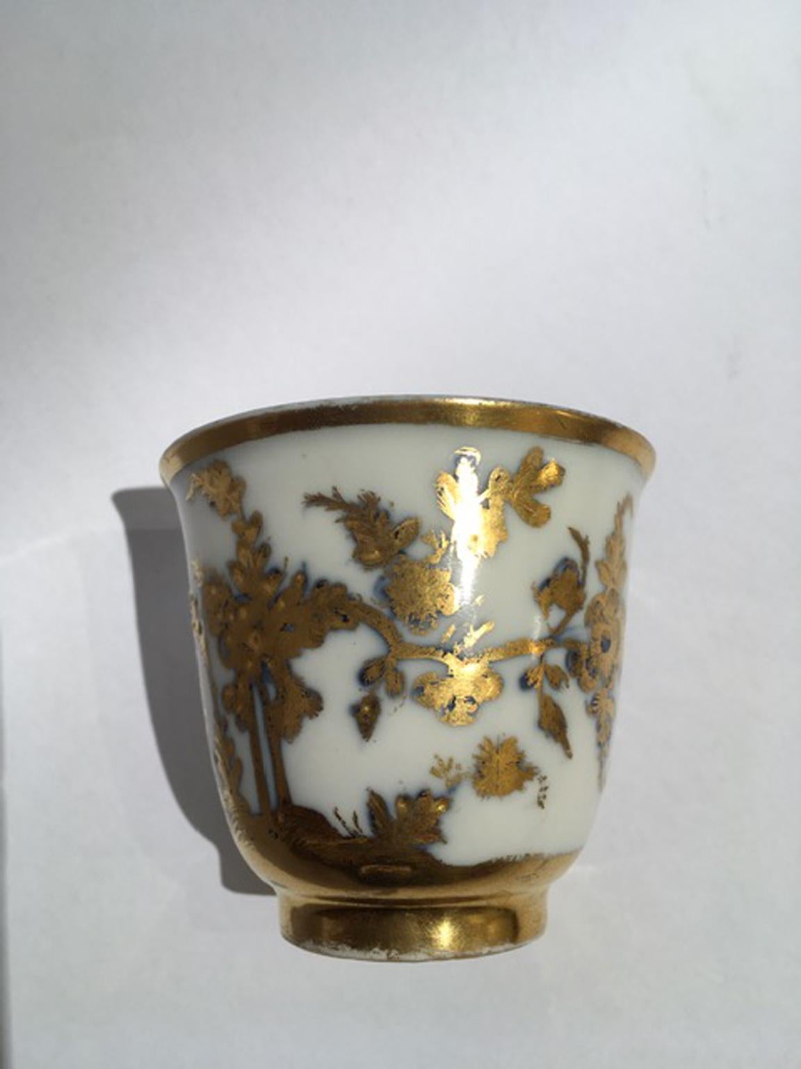 Meissen Mid-18th Century Cup White Porcelain with Golden Drawings Japonese Style In Good Condition For Sale In Brescia, IT