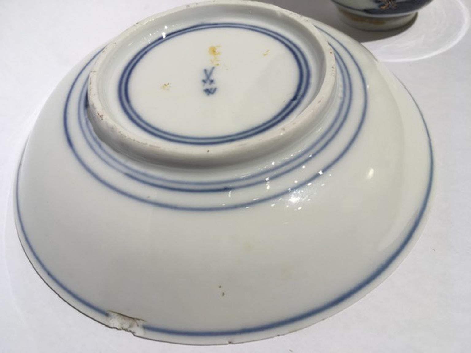 Meissener Porzellanbecher aus der Mitte des 18. Jahrhunderts mit Schale in Weiß, Blau und Gold im Angebot 4