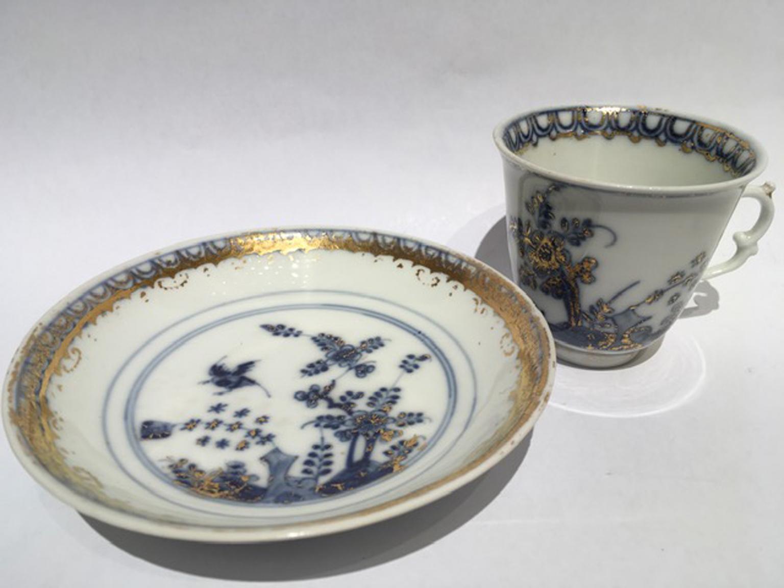 Meissener Porzellanbecher aus der Mitte des 18. Jahrhunderts mit Schale in Weiß, Blau und Gold (Handgefertigt) im Angebot