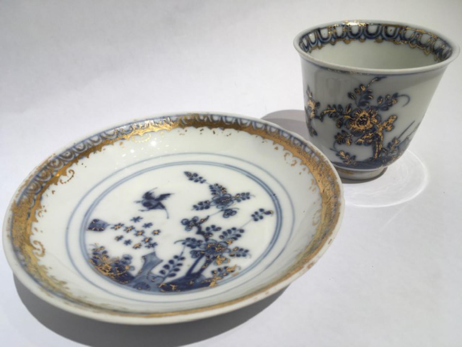 Meissen Porcelain Mid-18th Century Taza con Plato Blanco Azul y Oro en Bueno estado para la venta en Brescia, IT