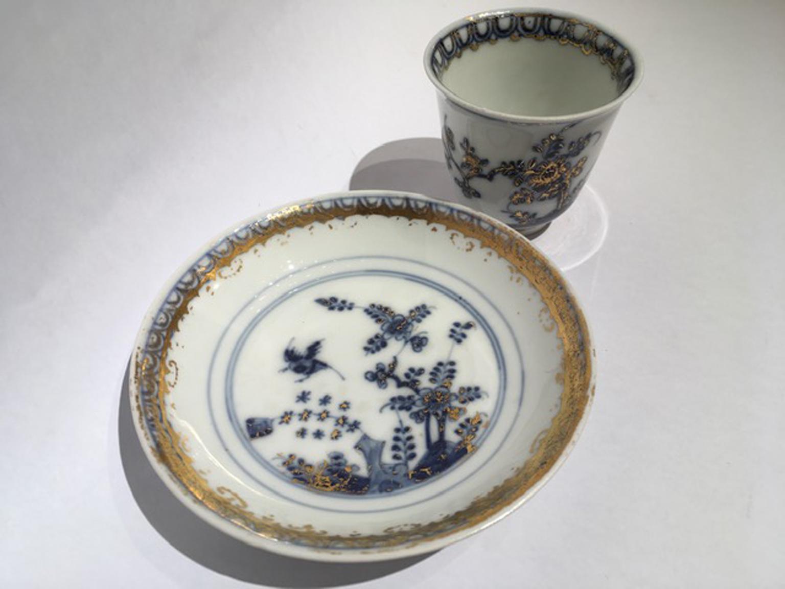 Meissener Porzellanbecher aus der Mitte des 18. Jahrhunderts mit Schale in Weiß, Blau und Gold im Angebot 1