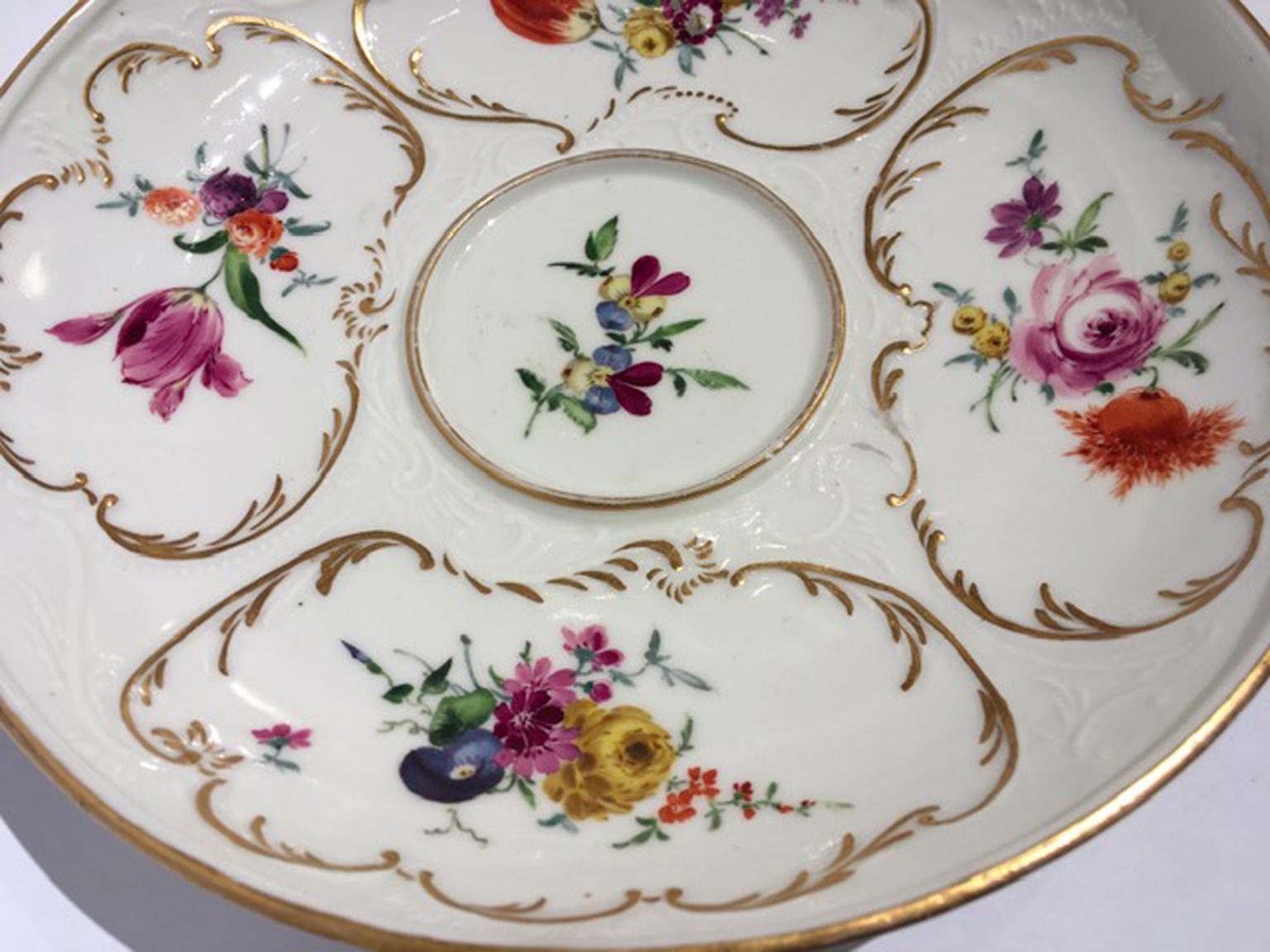 Meissen Mid-19thCentury Golden Porcelain Covered Cup Multicolors Flower Drawings For Sale 3