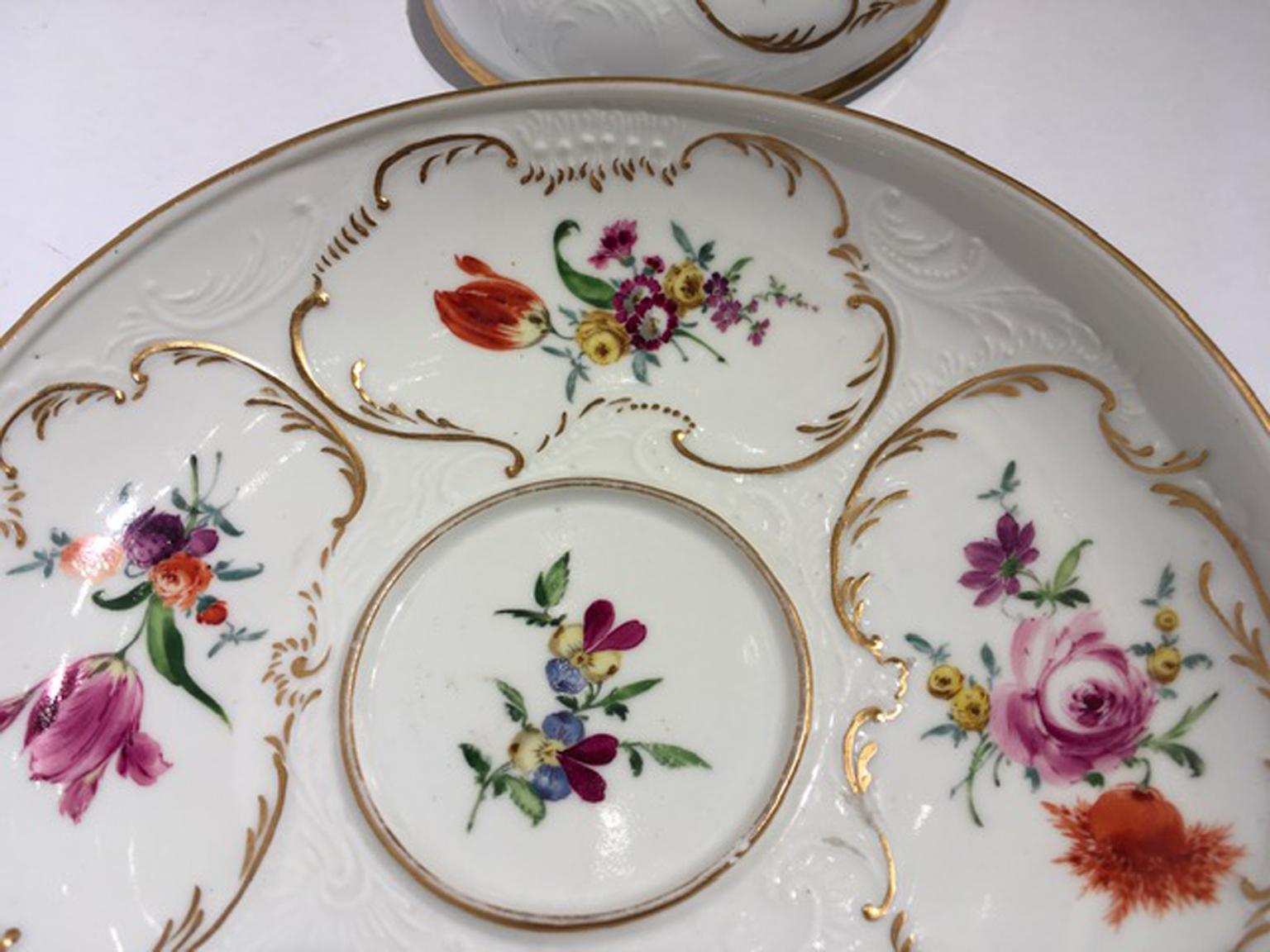 Meissen Mid-19thCentury Golden Porcelain Covered Cup Multicolors Flower Drawings For Sale 4
