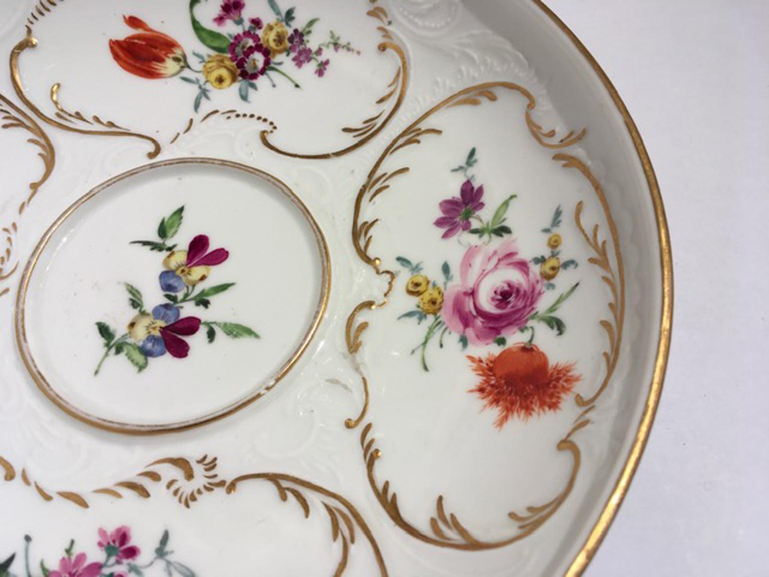 Meissen Mid-19thCentury Golden Porcelain Covered Cup Multicolors Flower Drawings For Sale 5