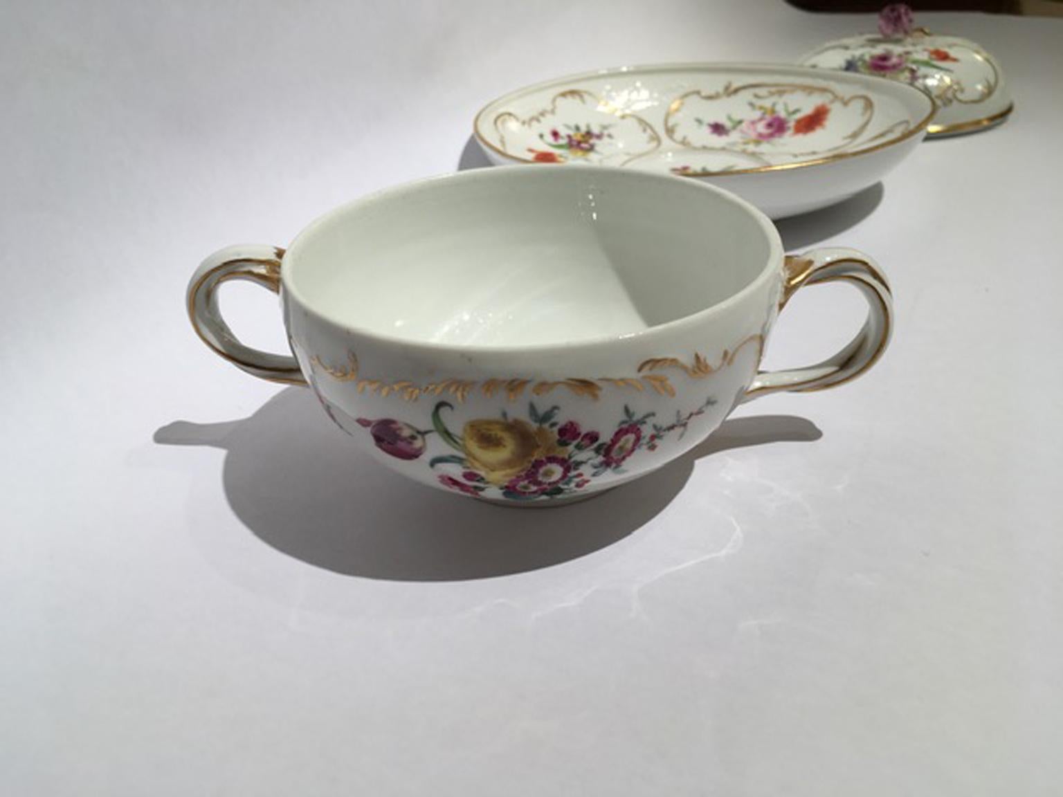 Meissen Mid-19thCentury Golden Porcelain Covered Cup Multicolors Flower Drawings For Sale 7