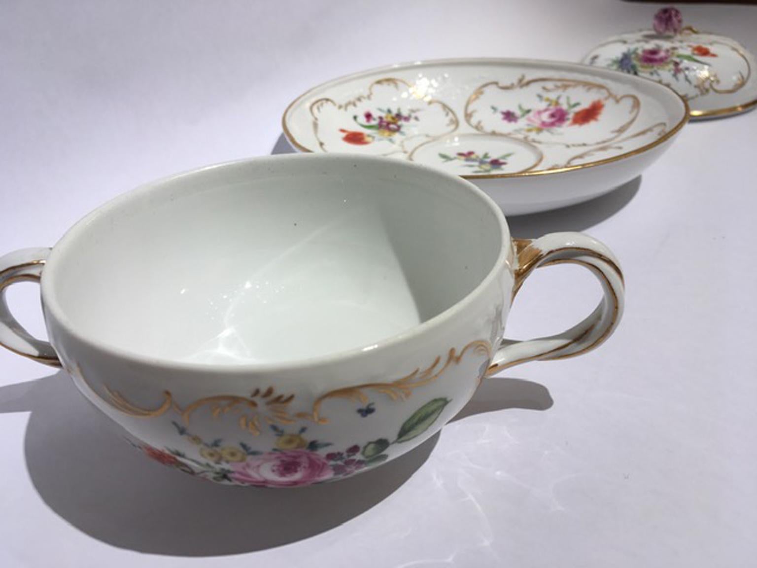 Meissen Mid-19thCentury Golden Porcelain Covered Cup Multicolors Flower Drawings For Sale 8