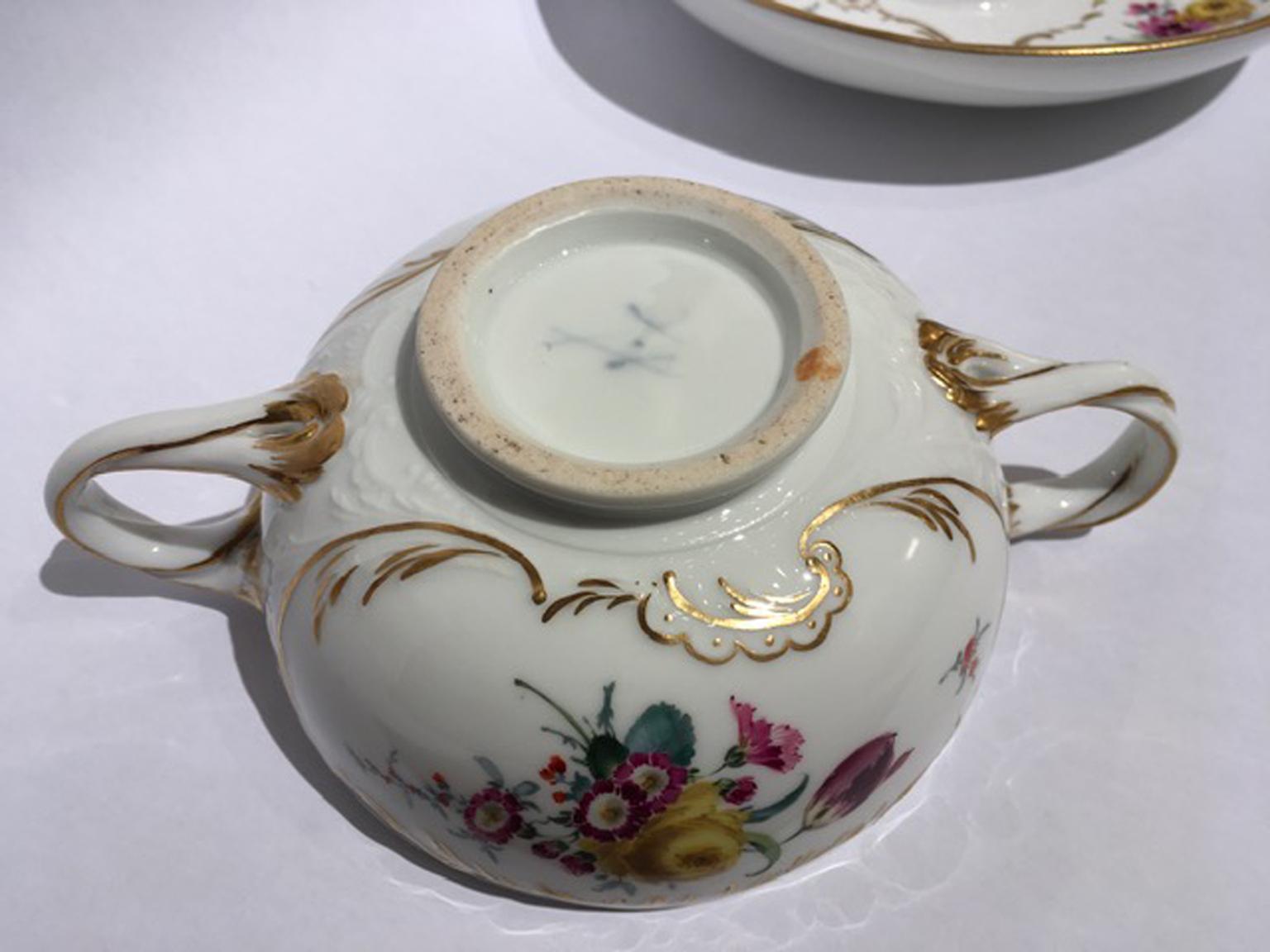 Meissen Mid-19thCentury Golden Porcelain Covered Cup Multicolors Flower Drawings For Sale 9