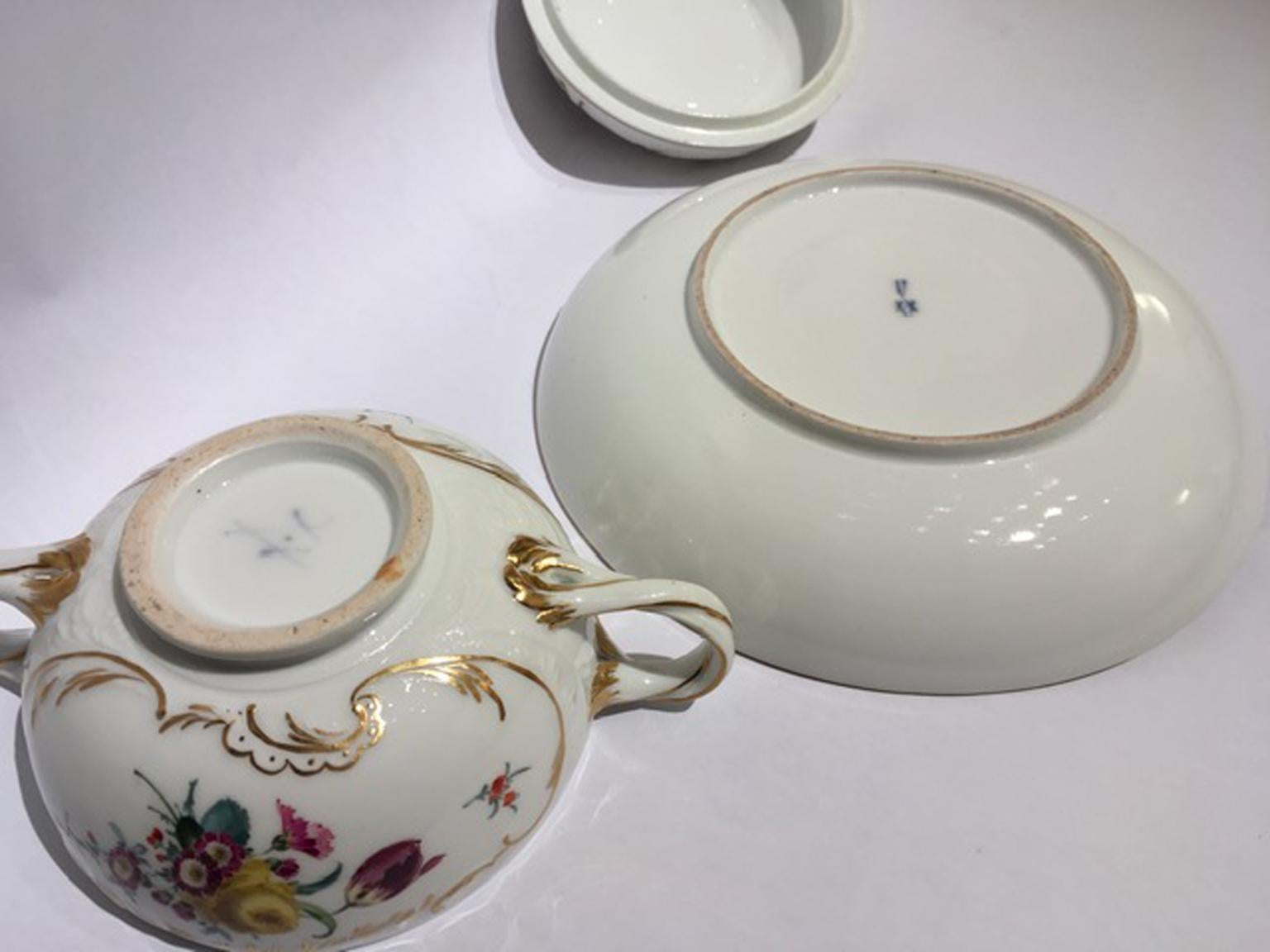 Meissen Mid-19thCentury Golden Porcelain Covered Cup Multicolors Flower Drawings For Sale 10