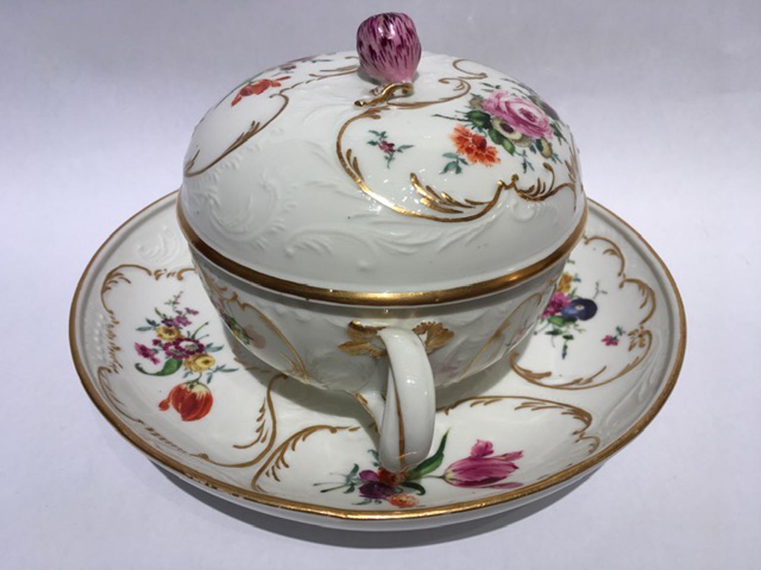 Meissener Goldener Porzellanbecher mit Deckel, mehrfarbig, Blumenzeichnungen, Mitte des 19. Jahrhunderts (Barock) im Angebot