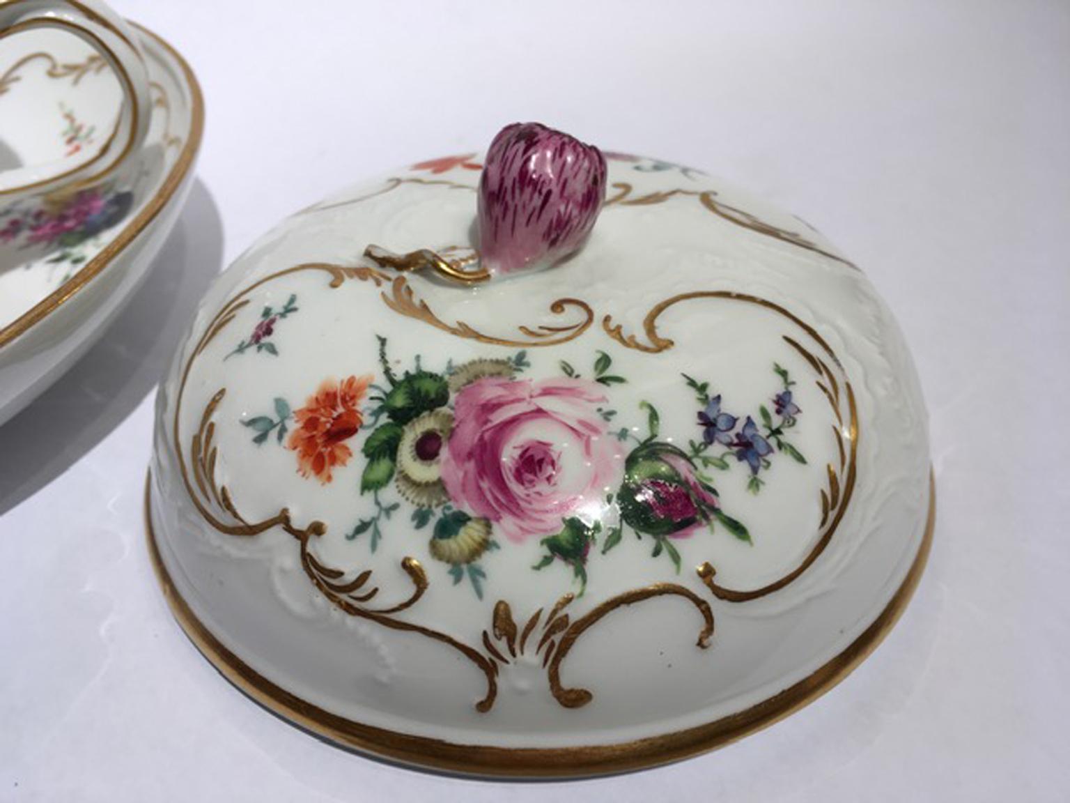 Meissen Mid-19thCentury Golden Porcelain Covered Cup Multicolors Flower Drawings In Good Condition For Sale In Brescia, IT