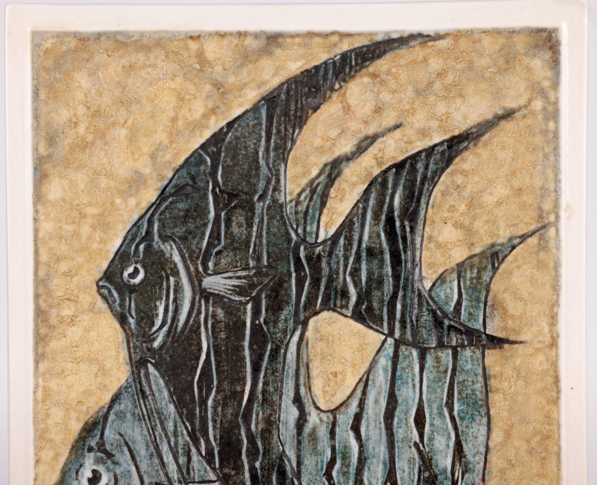 Superbe plaque murale ou carreau en porcelaine allemande du milieu du siècle, décorée d'un poisson ange par le célèbre fabricant Meissen et datant d'environ 1950/60. La plaque est de forme rectangulaire haute, le centre étant encadré par une bordure