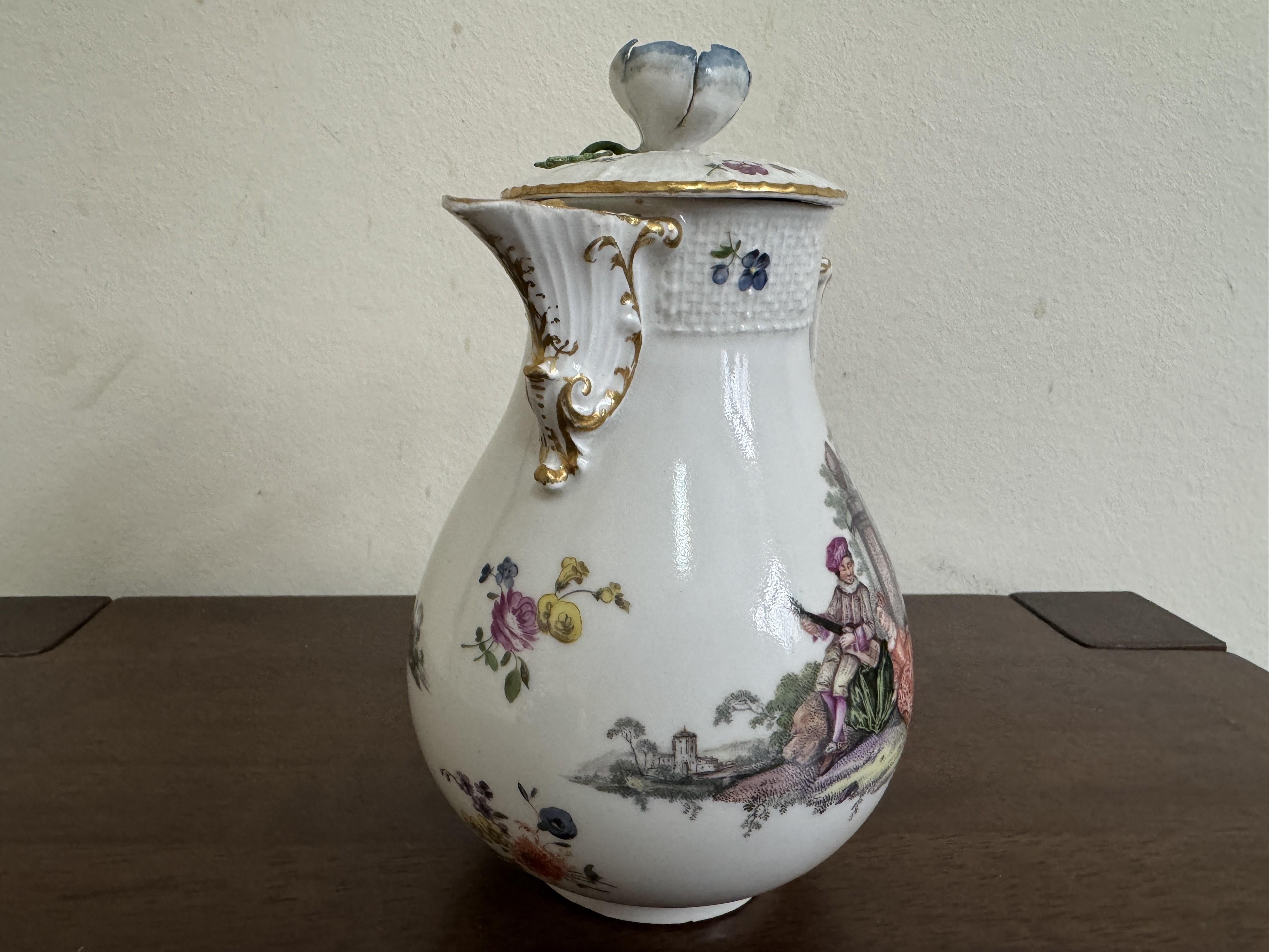 Pot à lait et couvercle de Meissen, de forme balustre avec poignée en forme de bréchet et bec verseur en forme de coquille, peint de deux scènes de parc sous le col et le couvercle en osier, sommet floral, vers 1760, hauteur 16 cm, marque aux épées