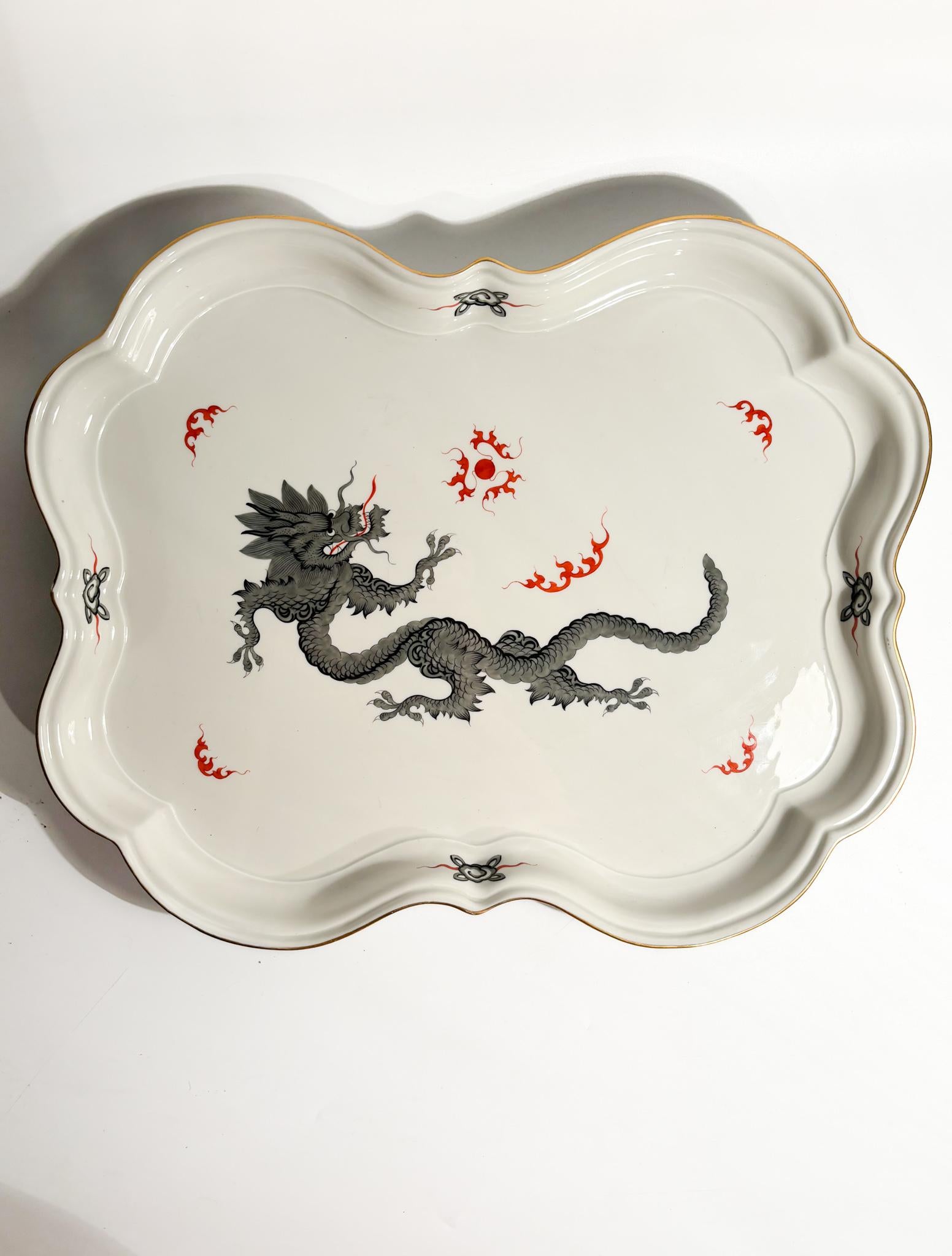 Meissen porcelain tray, Ming Dragon Black collection, made in the 1980s. The gilding of a small part of the edge may have been restored, as shown in the photos. Additional information and/or photos available upon request.

Ø cm 39 h cm 32

Meissen