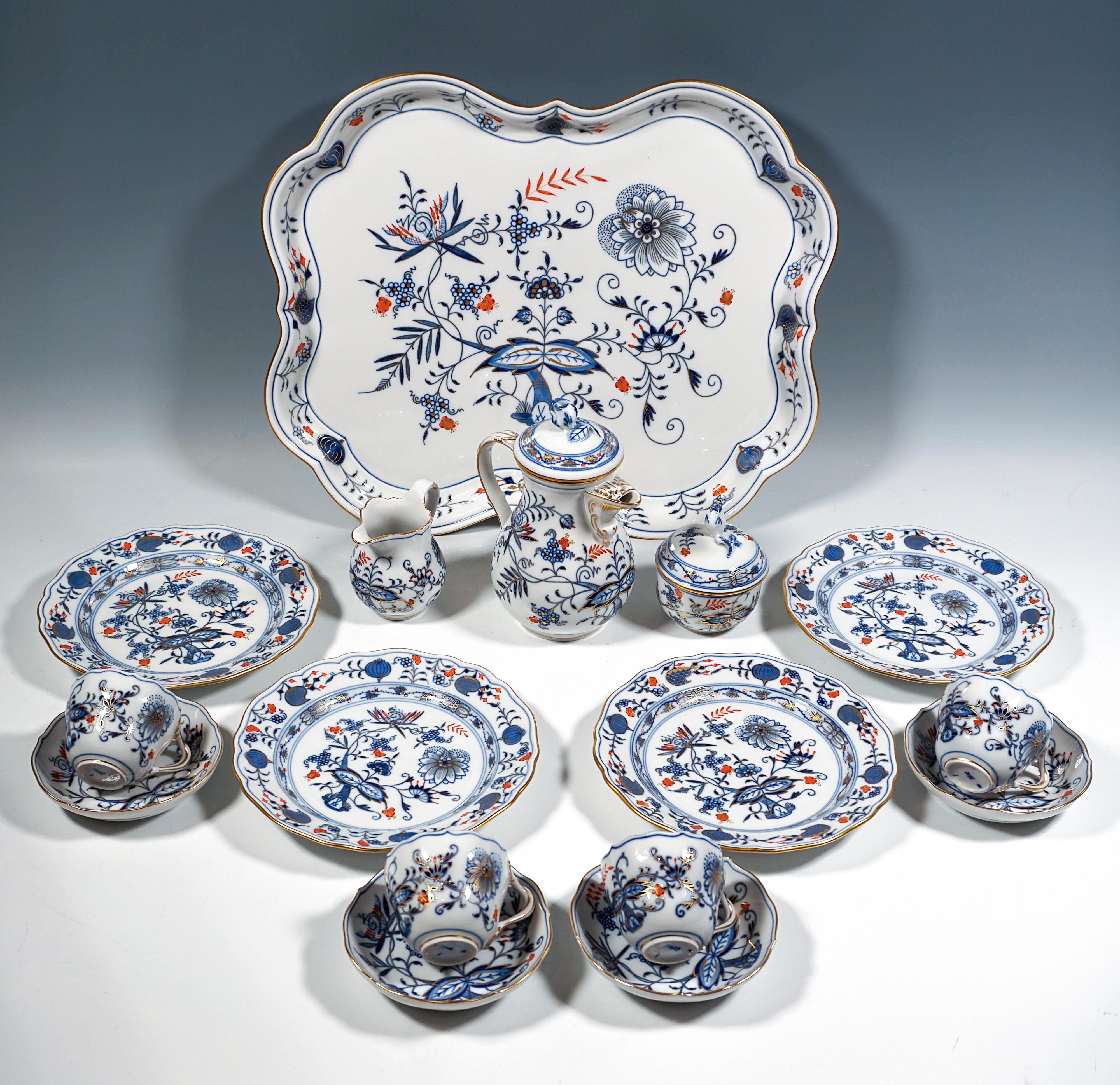 Servicio de Meissen compuesto de 16 piezas: plato de presentación, olla moka con tapa, jarra de leche, azucarero, cuatro tazas, cuatro platillos, cuatro platos de postre
Forma: Corte nuevo
Decoración Nº 800117 - Patrón de cebolla en azul bajo