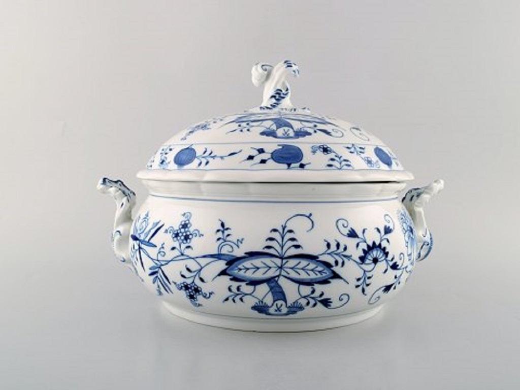 Meissen blue onion patterned lidded tureen, mid-20th century.
In very good condition.
1st factory quality.
Stamped.
Measures: 32.5 x 22 cm.