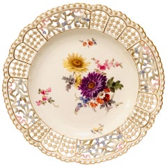 Assiette de meuble de rangement ouverte de Meissen peinte d'un bouquet et surélevée Forget Me Nots