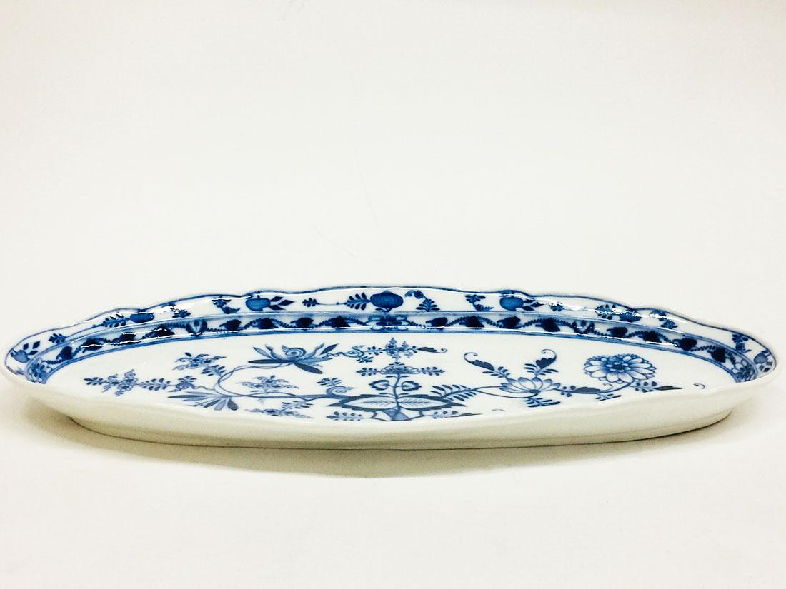 Plat ovale de Meissen de 55 cm de large à motif d'oignons, 19e siècle

L'Allemagne, marquée par les épées croisées, depuis 1815

Les mesures sont 55 cm de largeur, 26 cm de profondeur et 4,7 cm de hauteur
Le poids est de 2256 grammes

Montre