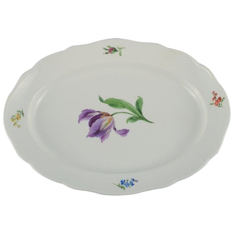 Meissen, plat de service ovale peint à la main avec des fleurs. Fin du 19ème siècle.