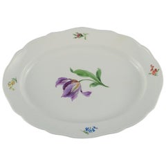Meissen, plat de service ovale peint à la main avec des fleurs. Fin du 19ème siècle.