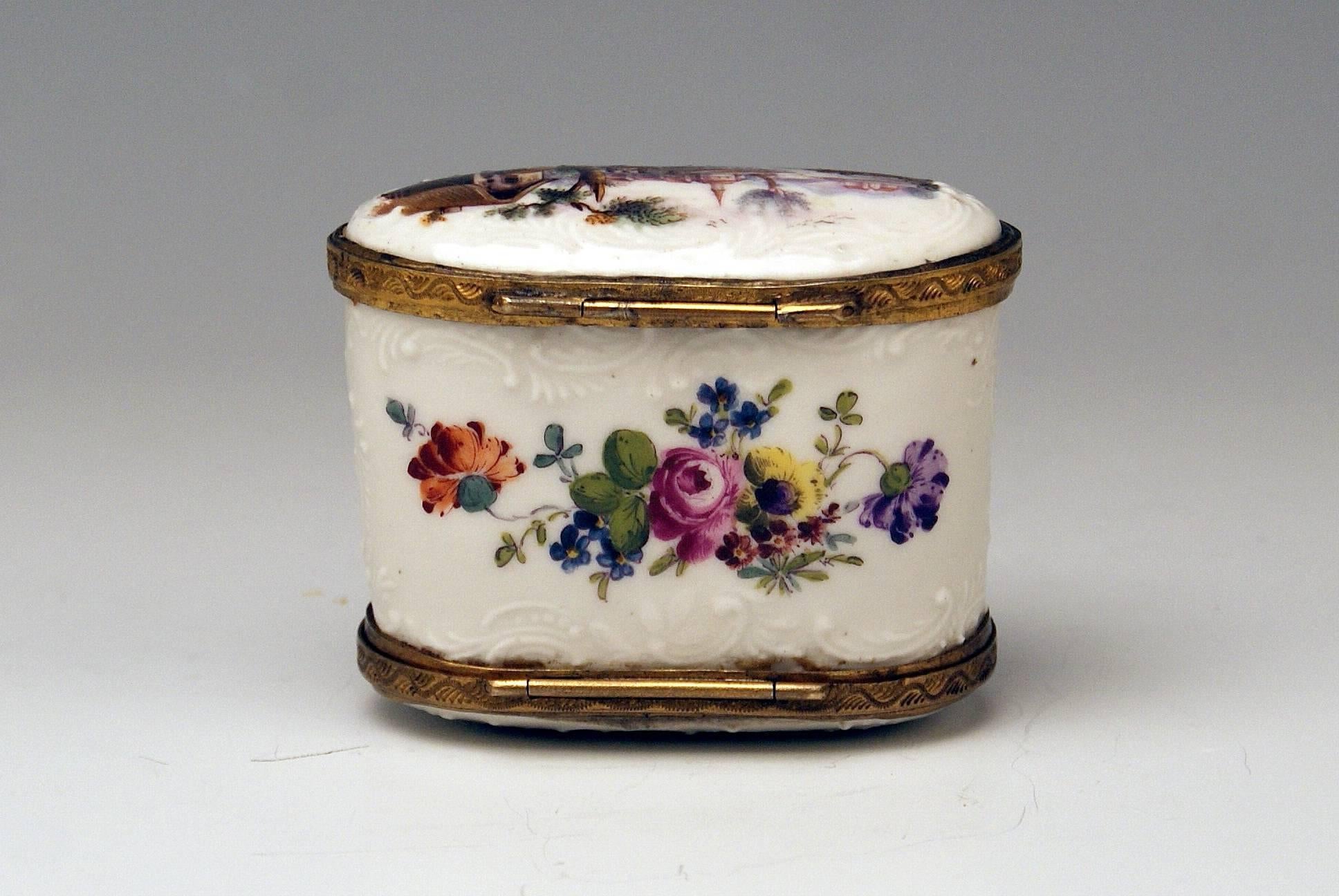 Caja rococó de doble tapa pintada en Meissen Decoración en relieve Monturas de latón, 1750 Alemán en venta