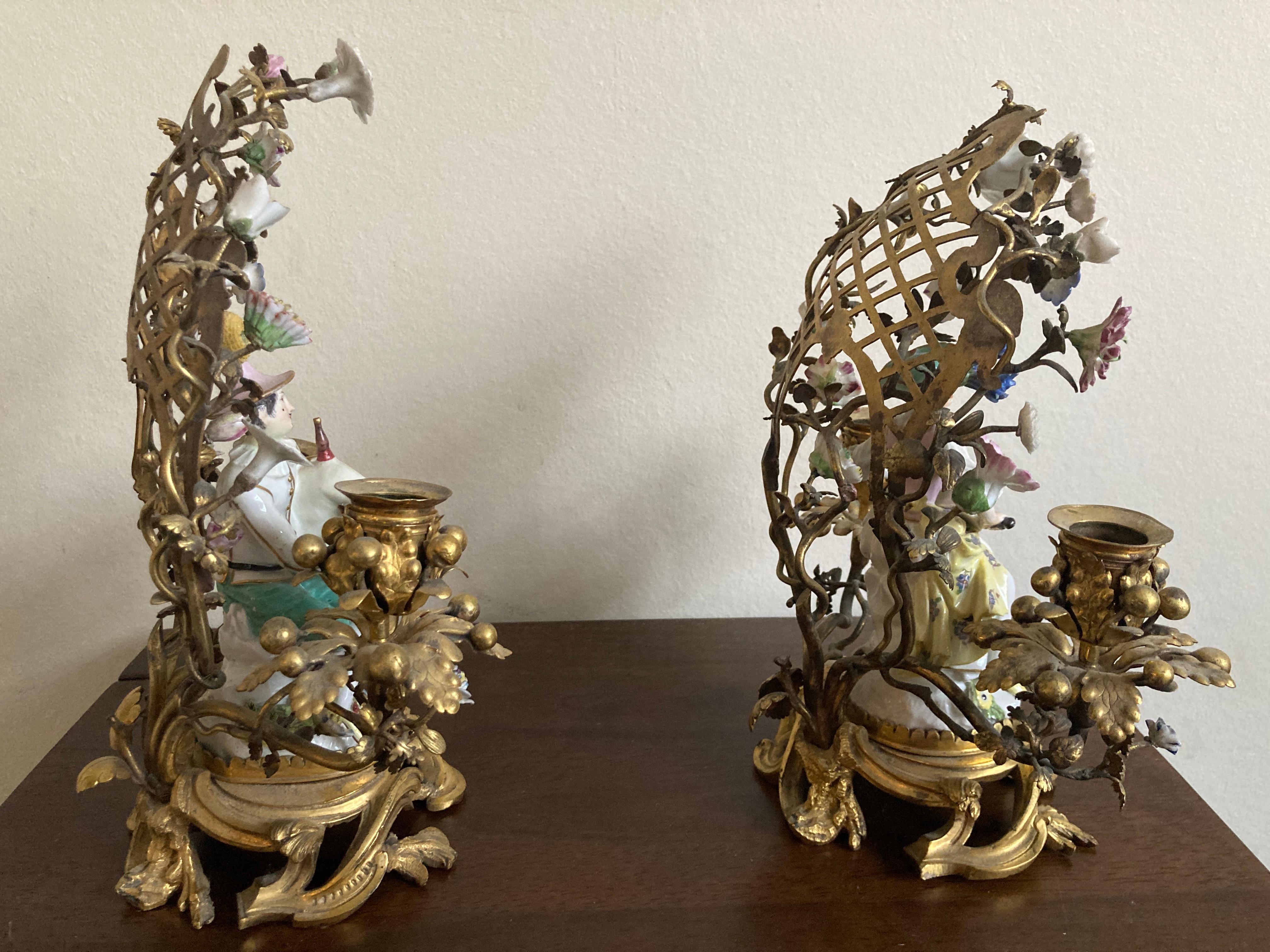 Paire de musiciens assis dans des candélabres en bronze doré de Meissen Bon état - En vente à Basildon, GB
