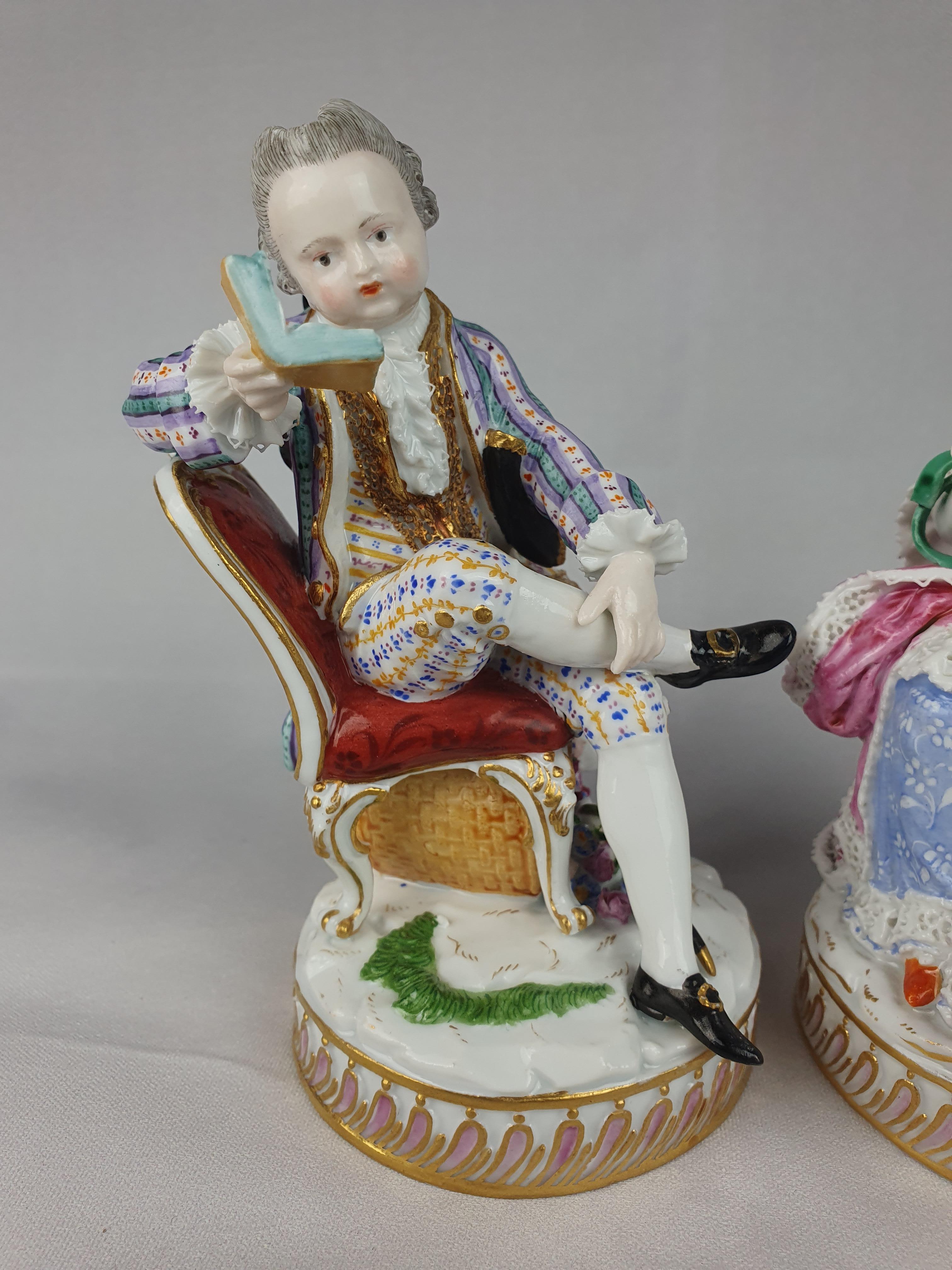 Meissener Paar, sitzender Mann lesend und Frau mit Garnwickler. Erstmals modelliert von Acier CIRCA 1770.

Höhe Mann - 13cm Frau - 13.5cm

Modellnummer C28 beide

Circa 1850.