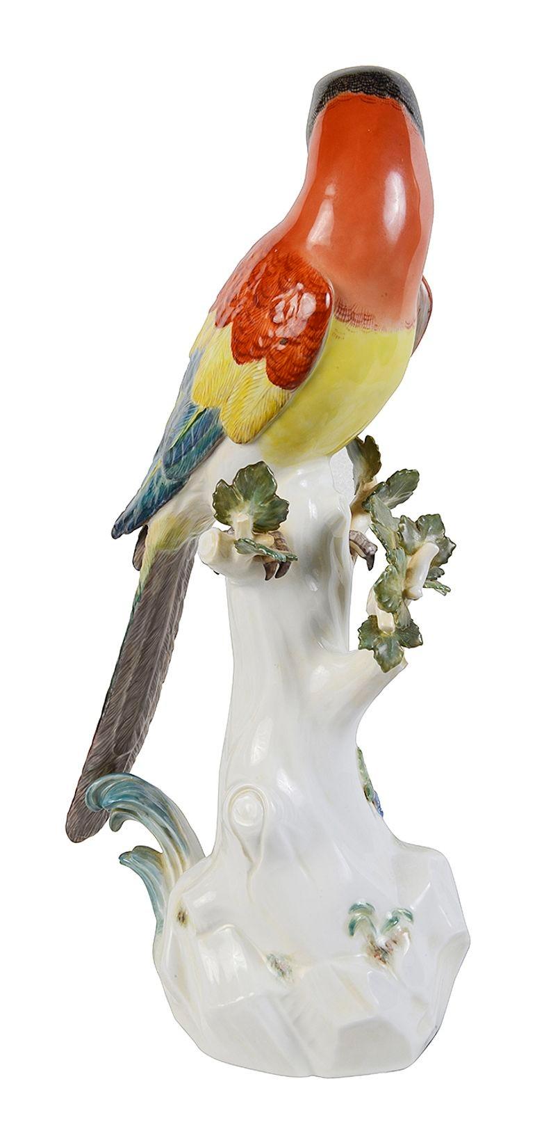 Eine bezaubernde Meissener Porzellanfigur aus dem späten 19. Jahrhundert, die einen auf einem Baumstumpf sitzenden Papagei darstellt. Sie hat eine wunderbare, kräftige Färbung und eine blaue Signatur mit gekreuzten Schwertern auf dem