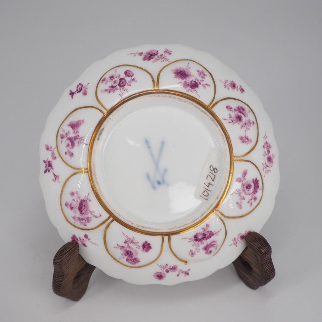 Rococo Meissen Petal Lobed Teabowl & Saucer, Purple Flower Decoration, c.1770 For Sale