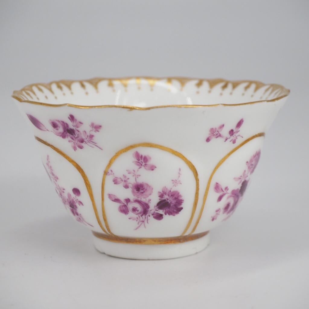 Hand-Painted Meissen Petal Lobed Teabowl & Saucer, Purple Flower Decoration, c.1770 For Sale