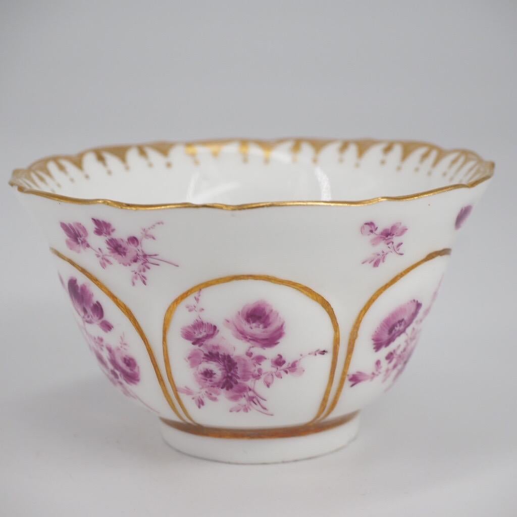 Meissen Petal Lobed Teabowl & Saucer, Purple Flower Decoration, c.1770 In Good Condition For Sale In Geelong, Victoria