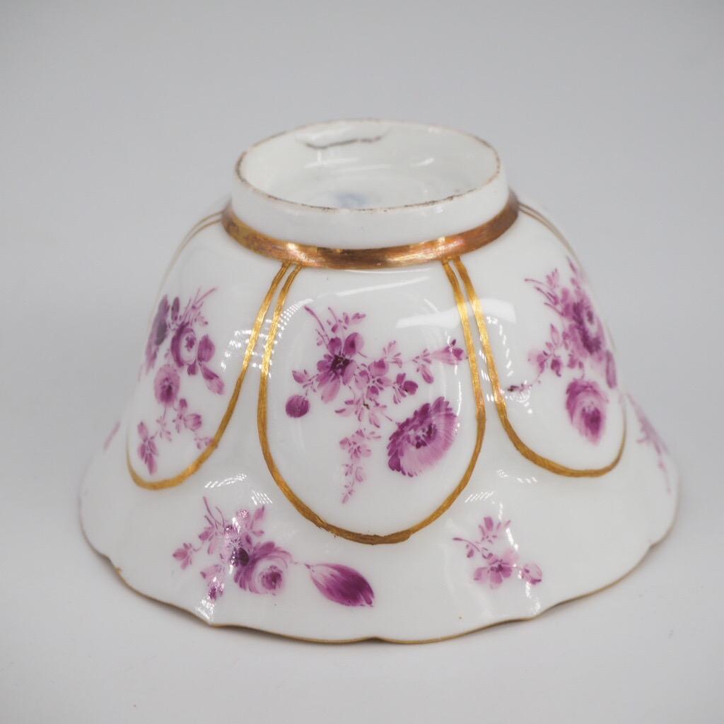 Porcelain Meissen Petal Lobed Teabowl & Saucer, Purple Flower Decoration, c.1770 For Sale