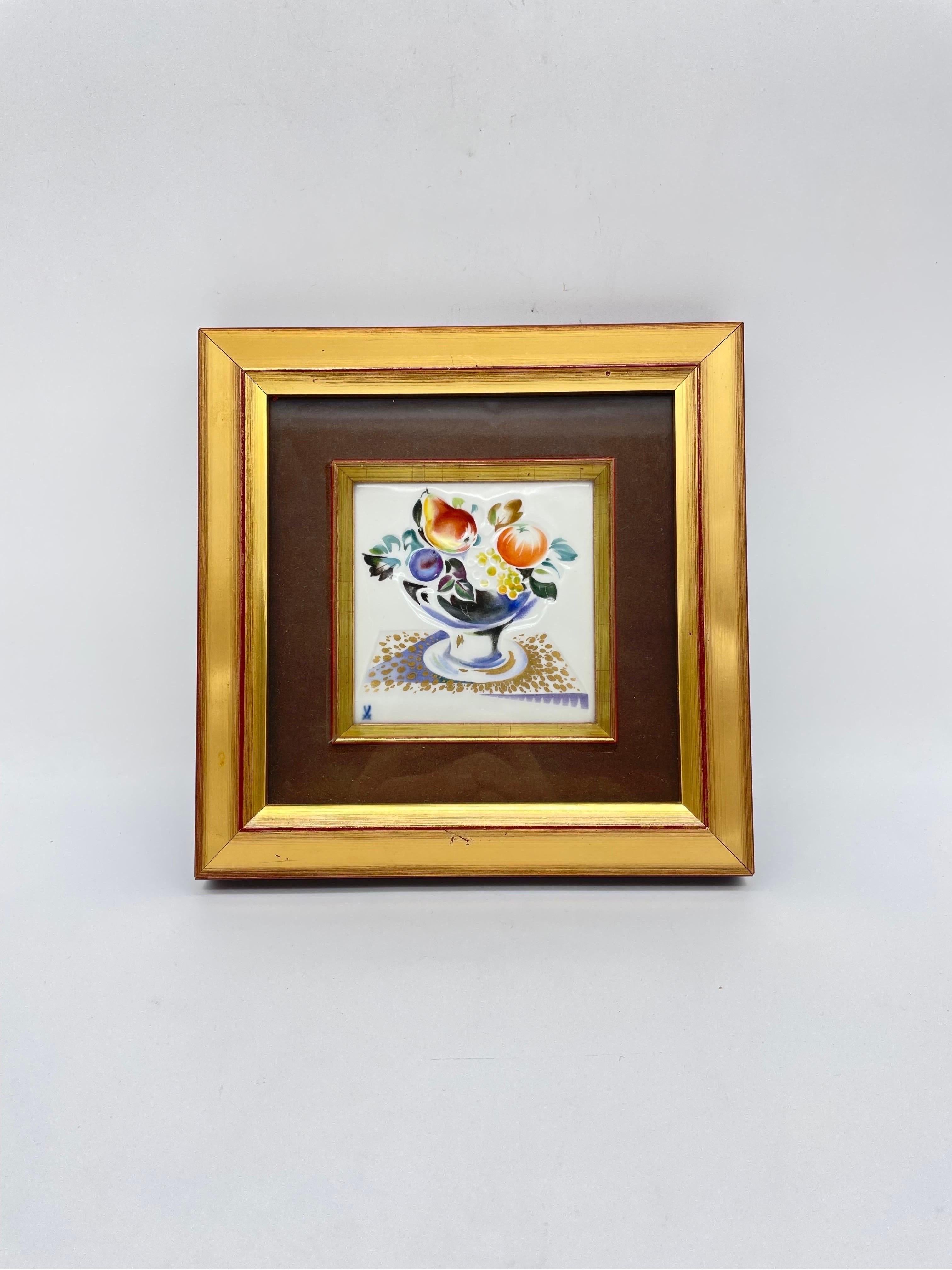 Meissen picture plate/relief plate fruit painting, Professor Heinz Werner

Relief panel, decorated in color on the white background and rich gold painting, image panel set in a high-quality picture frame.

Bottom left, Meissen (sword mark) 1st