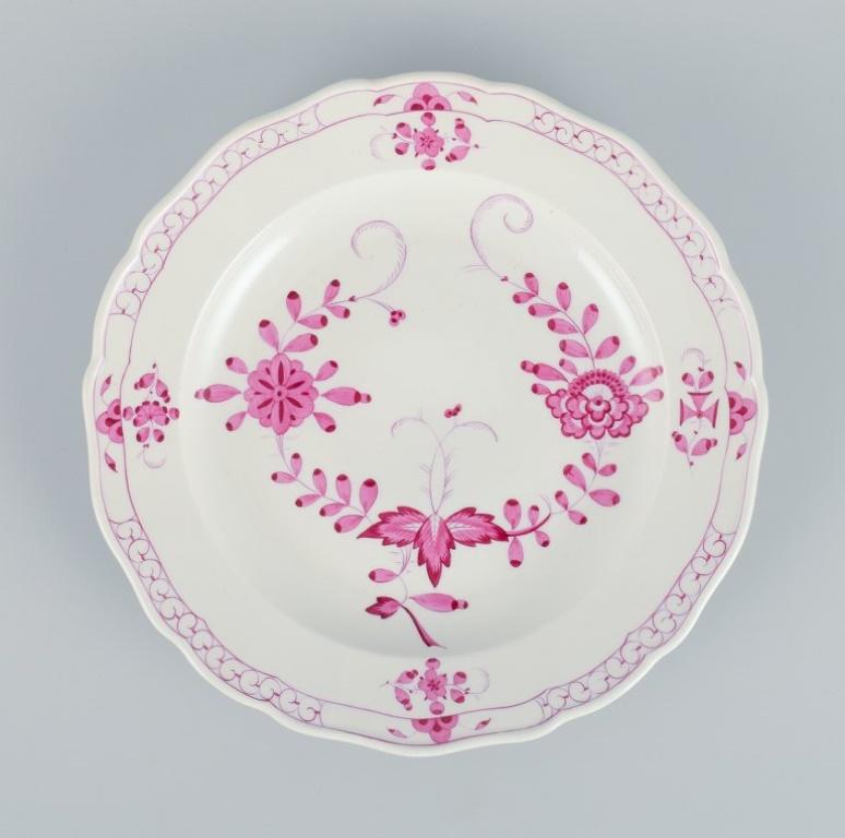 Meissen, Pink Indian, a set of four dinner plates.
Hand painted in high quality.
Approx. 1900.
Marked.
Third factory quality.
In excellent condition with no signs of use.
Dimensions: D 24.8 x H 3.5 cm.