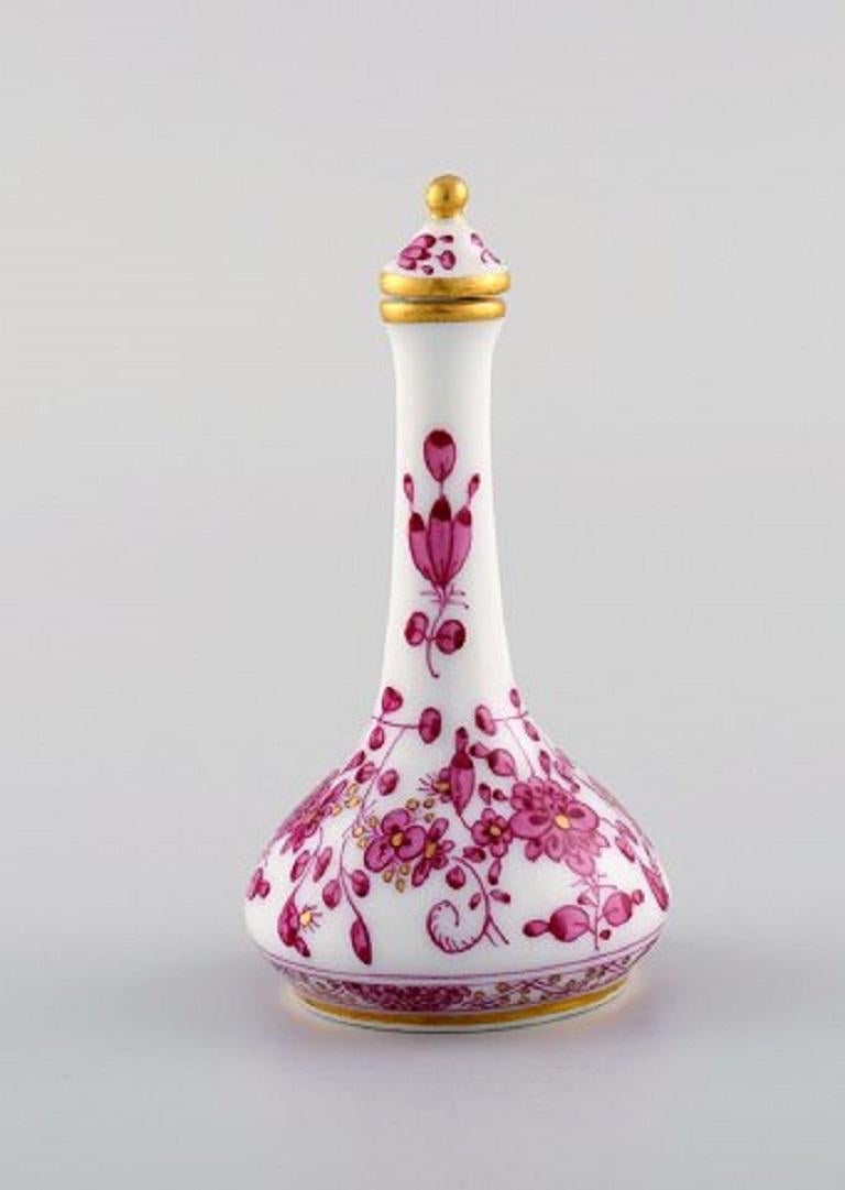 Meissen pink Indian flacon with stopper in hand painted porcelain with pink floral motifs, 20th century.
Measures: 7.5 x 4 cm.
In very good condition.
Stamped.
1st factory quality.