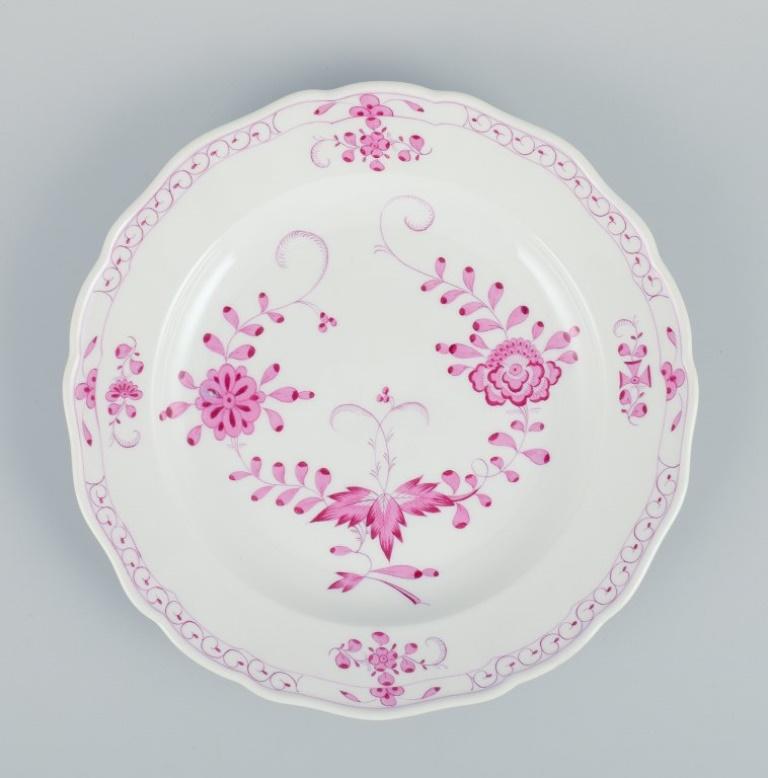 Peint à la main Quatre assiettes à dîner en porcelaine rose de Meissen. Environ 1900 en vente