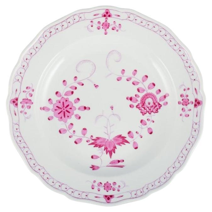 Meissen, Pink Indian, a set of four dinner plates.
Hand painted in high quality.
Approx. 1900.
Marked.
Fifth factory quality.
In excellent condition with no signs of use.
Dimensions: D 24.8 x H 3.5 cm.