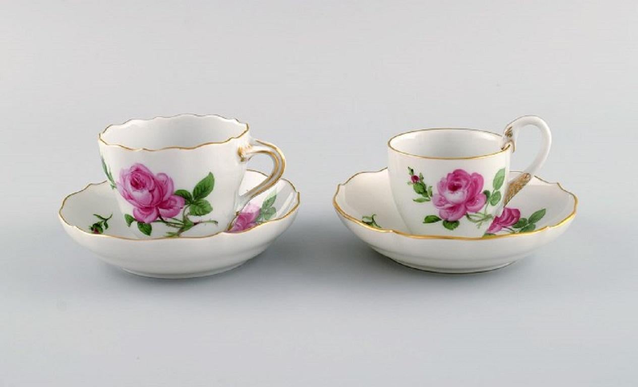 Meissen Pink Rose. Three coffee cups with saucers in hand-painted porcelain with gold edge. Early 20th century.
Largest cup measures: 6.5 x 5.5 cm.
Saucer diameter: 11 cm.
In excellent condition.
Stamped.
3rd factory quality.