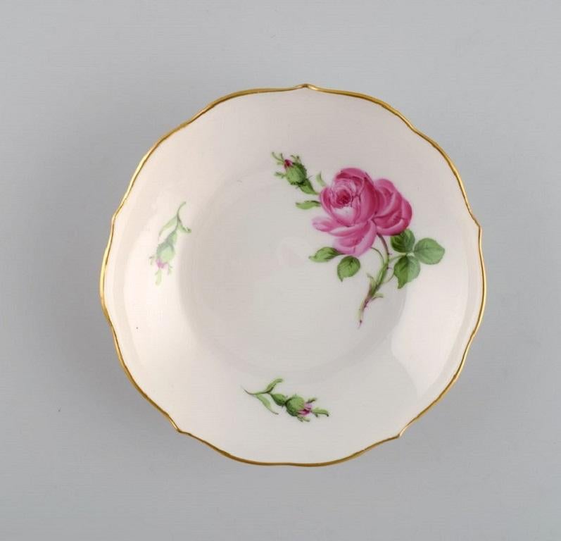 Meissen Pink Rose. Three coffee cups with saucers in hand-painted porcelain. In Excellent Condition For Sale In Copenhagen, DK