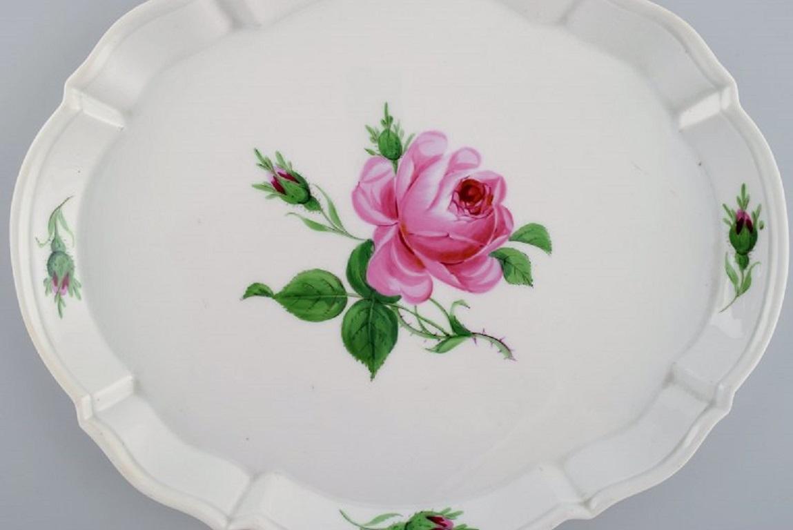 Meissen Pink Rose tray in hand-painted porcelain with gold edge. Early 20th century.
Measures: 27 x 22 x 2 cm.
In excellent condition.
Stamped.
3rd factory quality.